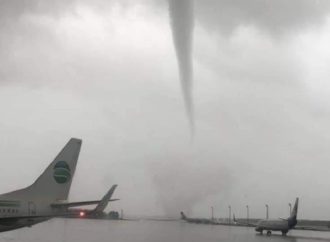 Tornado causa estragos no aeroporto de Antalya