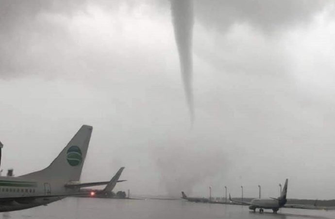 Tornado causa estragos no aeroporto de Antalya