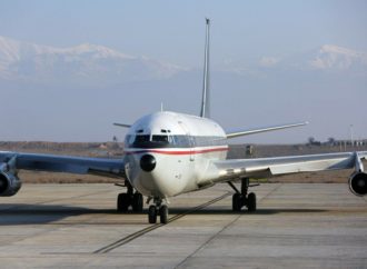 Boeing 707 iraniano pousa em aeroporto errado e mata 15 pessoas