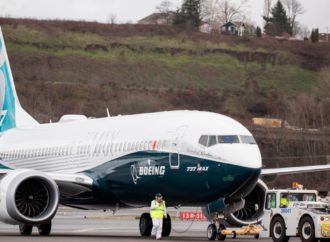 EUA suspendem voos do Boeing 737 MAX, e ações da empresa voltam a cair