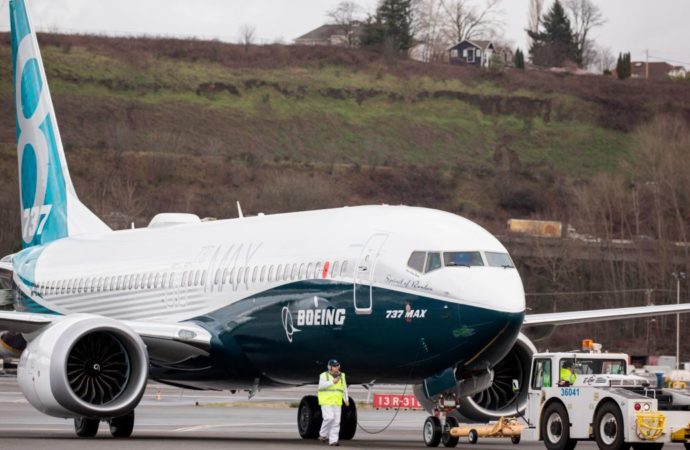 EUA suspendem voos do Boeing 737 MAX, e ações da empresa voltam a cair