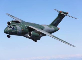 Embraer exibe cargueiro KC-390 na Feira de Paris