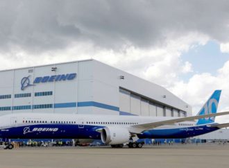 CEO da Boeing renuncia cargo em meio à crise do 737 Max; ações sobem mais de 3%