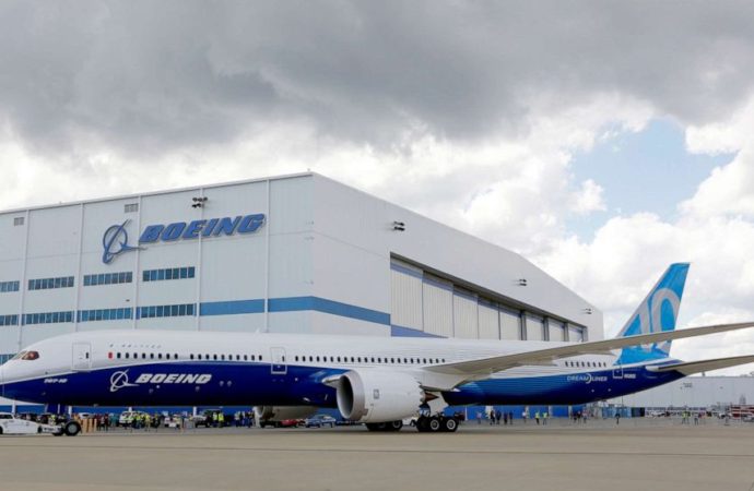 CEO da Boeing renuncia cargo em meio à crise do 737 Max; ações sobem mais de 3%