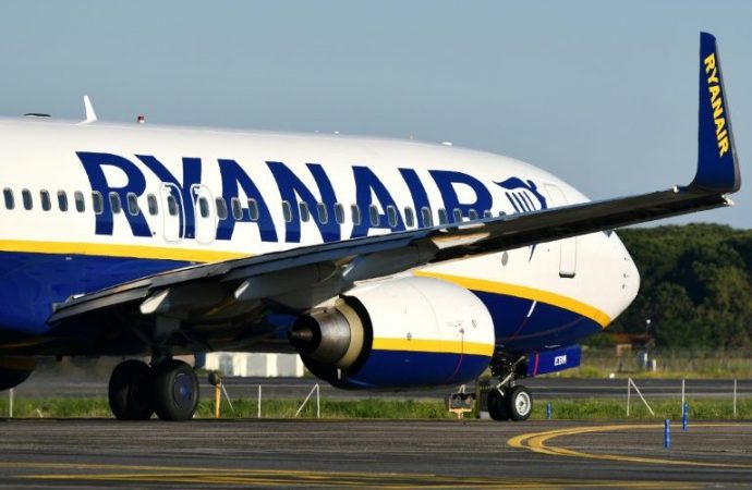 Nevoeiro dentro do Boeing 737 leva tripulação da Ryanair a declarar emergência