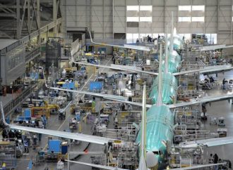 Boeing encontra detritos em aviões 737 MAX que podem representar riscos à segurança