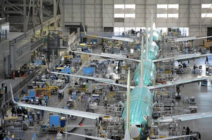 Boeing encontra detritos em aviões 737 MAX que podem representar riscos à segurança