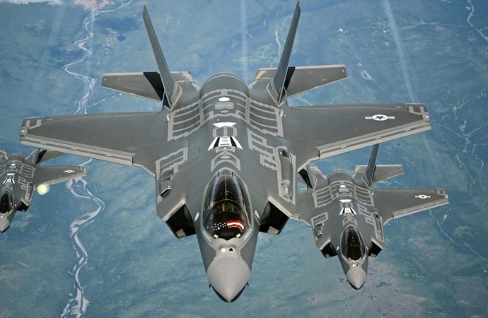 Lockheed Martin vê produção de F-35 subindo para 180 unidades por ano, apesar dos altos custos de vôo