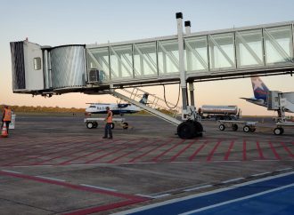 De olho no turismo internacional, ministro entrega modernização do Aeroporto de Foz do Iguaçu