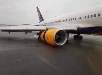 Icelandair 757 sofre colapso do trem de pouso principal em Keflavik