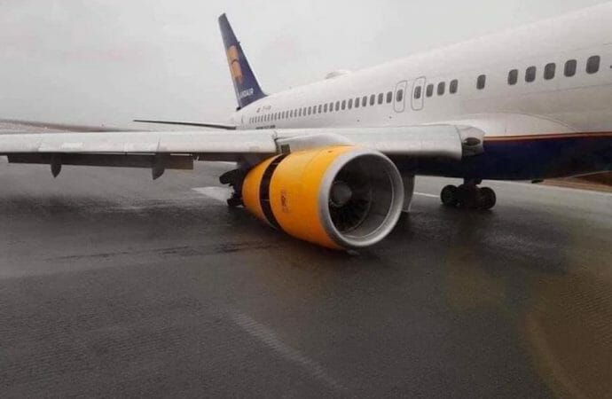 Icelandair 757 sofre colapso do trem de pouso principal em Keflavik