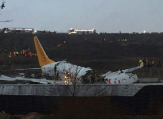 Avião sai da pista e fuselagem se parte em aeroporto na Turquia