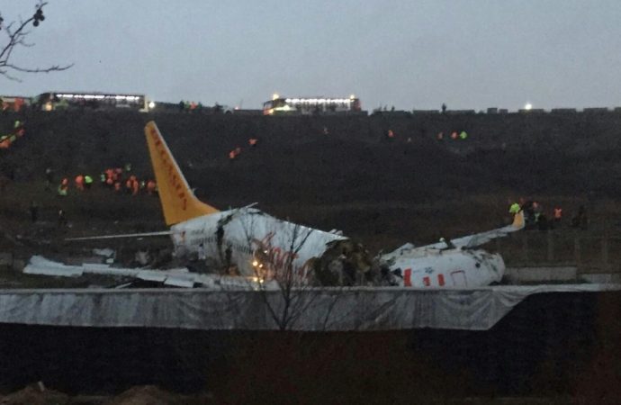 Avião sai da pista e fuselagem se parte em aeroporto na Turquia