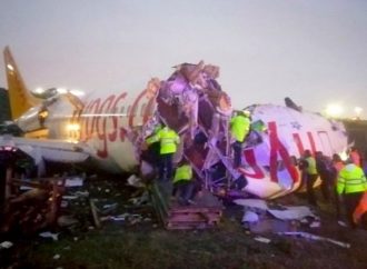 Avião derrapou no aeroporto de Istambul e partiu-se em três pedaços. Não há vítimas fatais.