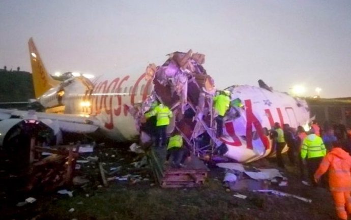 Avião derrapou no aeroporto de Istambul e partiu-se em três pedaços. Não há vítimas fatais.