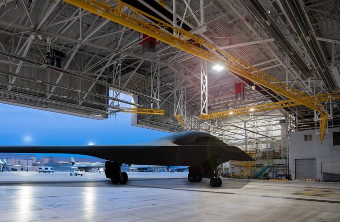 Novos B-21 mostram o futuro dos bombardeiros estratégicos da USAF