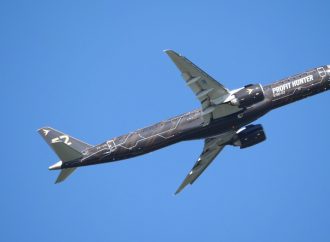 Se o Airbus A220 puder, a Embraer E195-E2 pode ajudar os operadores do 737 MAX?