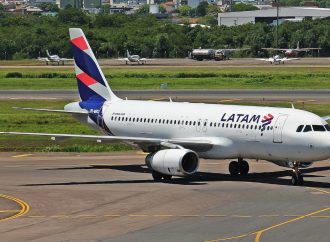 Avião da LATAM colide com uma ave logo após decolar do aeroporto de São Luís