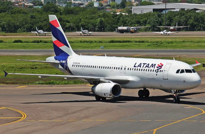 Avião da LATAM colide com uma ave logo após decolar do aeroporto de São Luís