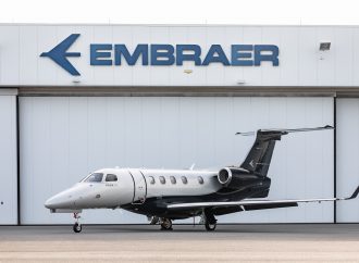 Embraer entrega primeiro novo e aprimorado Phenom 300E dentro do cronograma