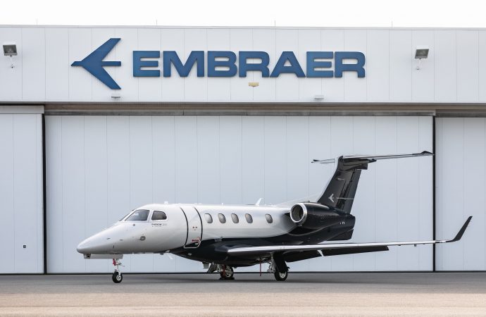 Embraer entrega primeiro novo e aprimorado Phenom 300E dentro do cronograma