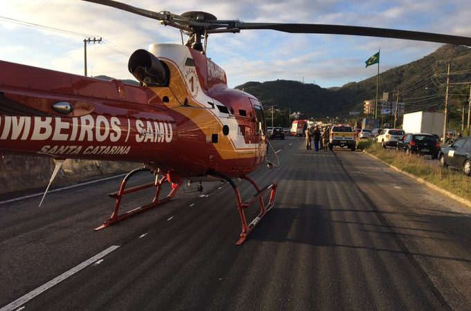 Arcanjo 01(Batalhão de Operações Aéreas SC) realizando atendimento de acidente de trânsito na SC 401