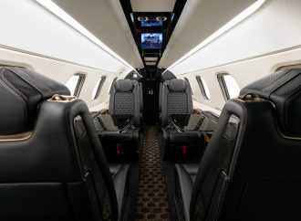 Embraer entrega primeiro Phenom 300E com novo interior Bossa Nova para o Cofundador do PALS