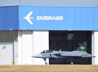 Primeiro Gripen Brasileiro voa no Brasil. Por EMBRAER