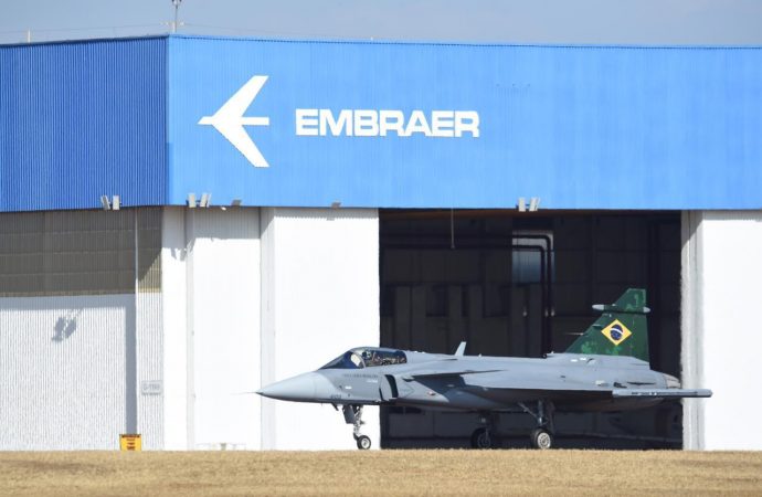 Primeiro Gripen Brasileiro voa no Brasil. Por EMBRAER