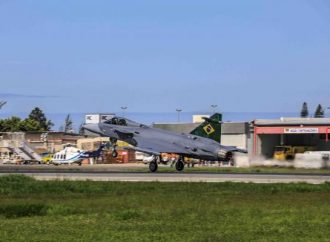 F-39E Gripen realiza primeiro voo em espaço aéreo brasileiro