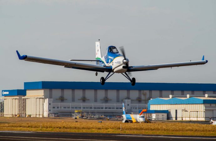 Avião demonstrador elétrico da Embraer inicia campanha de ensaios em voo