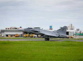 Primeiras aeronaves de produção em série F-39 Gripen realizam voo no Brasil