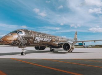 Embraer e Pratt & Whitney completam teste de voo 100% SAF com motor GTF em um jato E195-E2