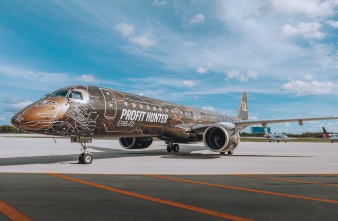 Embraer e Pratt & Whitney completam teste de voo 100% SAF com motor GTF em um jato E195-E2