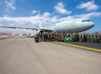 Em sua primeira missão operacional, KC-30 transporta tropa para o Chile. Por FAB