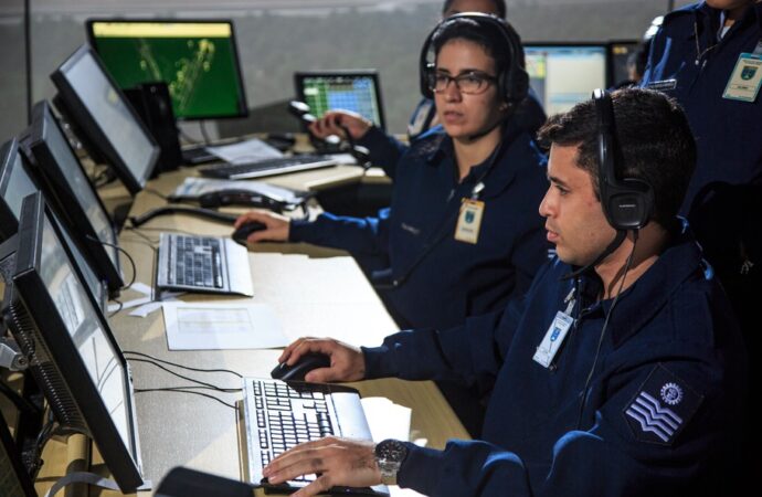 Entenda como é o trabalho do Controlador de Tráfego Aéreo. Por DECEA