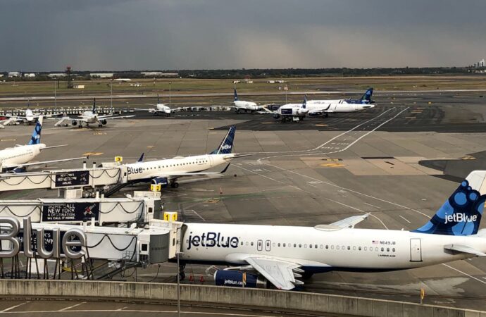 Bateria de lítio de passageiro provoca incêndio em voo da JetBlue, solicitando evacuação