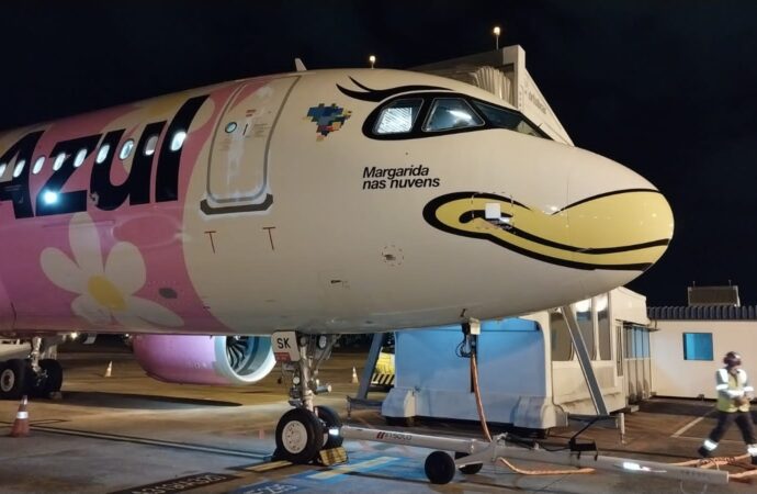 Avião da Margarida pousa no Aeroporto de Londrina