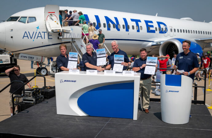 United Airlines celebra a primeira turma histórica de pilotos graduada em sua academia de aviação