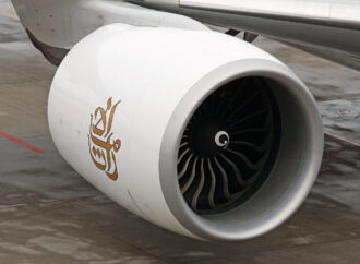 Emirates testa motor GE90 com combustível de aviação 100% sustentável