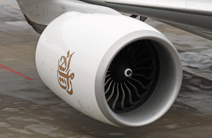 Emirates testa motor GE90 com combustível de aviação 100% sustentável