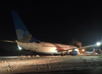 Boeing 737 da Pobeda Airlines colide com um banco de neve durante a decolagem na Rússia
