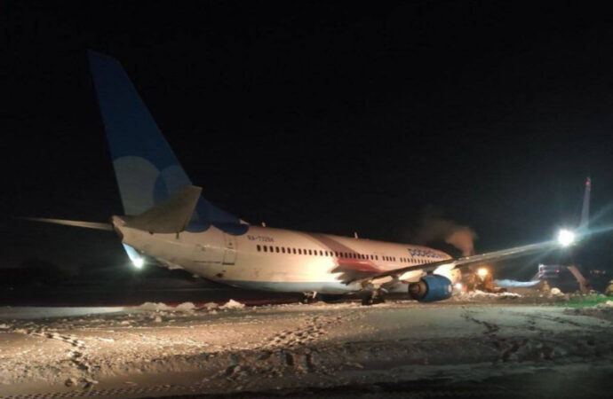 Boeing 737 da Pobeda Airlines colide com um banco de neve durante a decolagem na Rússia