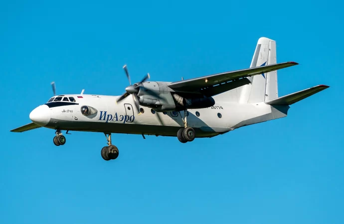 Imagens dramáticas capturam a abertura da porta da cabine do An-26 durante a decolagem na Rússia