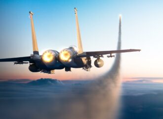 F-15EX faz testes com mísseis AIM-9X e AIM-120