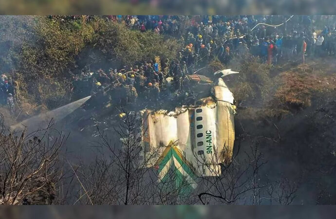 Avião da Yeti Airlines com 72 pessoas a bordo cai em Pokhara, no Nepal, com 40 mortos confirmados