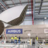 O satélite Inmarsat-6 F2 construído pela Airbus chega a bordo de um Airbus Beluga na Flórida para lançamento