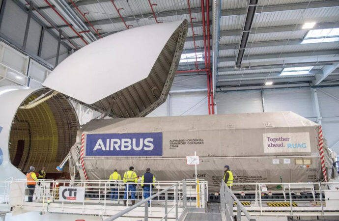O satélite Inmarsat-6 F2 construído pela Airbus chega a bordo de um Airbus Beluga na Flórida para lançamento