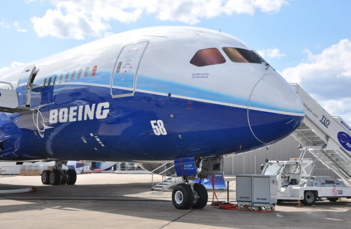 Boeing supera rival Airbus em pedidos e entregas e inicia 2023 em alta