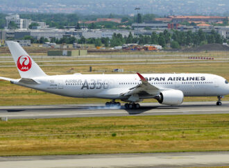 Airbus A350 da Japan Airlines  desvia duas vezes devido ao horário de fechamento  do aeroporto